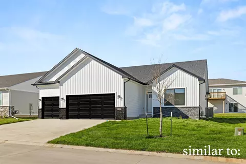9425 Emilia Ln, West Des Moines, IA 50266