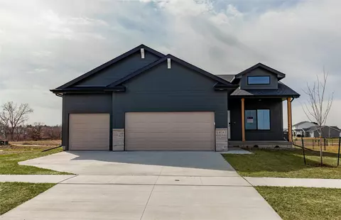8124 Buckley St, Johnston, IA 50131