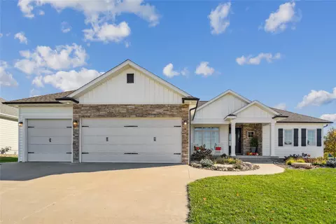 1804 W 3rd St, Pella, IA 50219