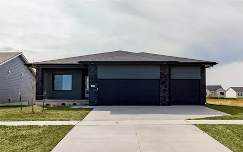 8208 Mahon Ct, Johnston, IA 50131
