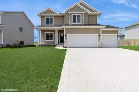 136 Creekside Dr, Bondurant, IA 50035