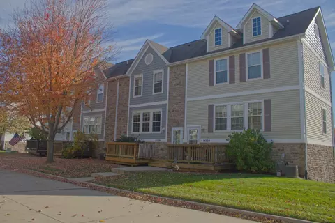 15220 Greenbelt Dr, Urbandale, IA 50323