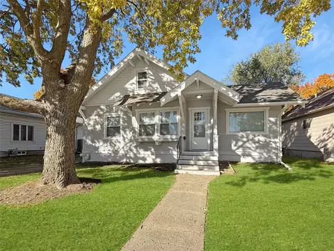 2926 E Walnut St, Des Moines, IA 50317