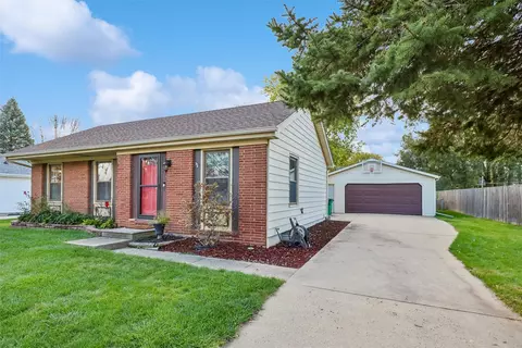 210 12th Ave NW, Altoona, IA 50009