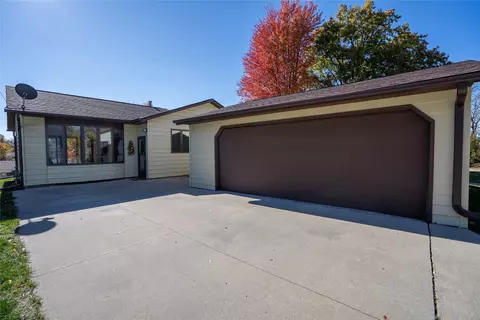 1221 Monroe Dr, Newton, IA 50208