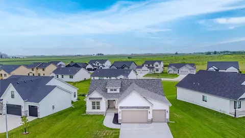 1395 NW Red Oak Dr, Waukee, IA 50263