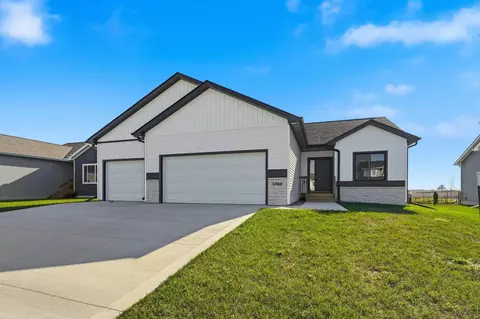 1060 Gray Ave, Waukee, IA 50263