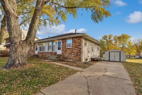7708 Ridgemont Dr, Urbandale, IA 50322