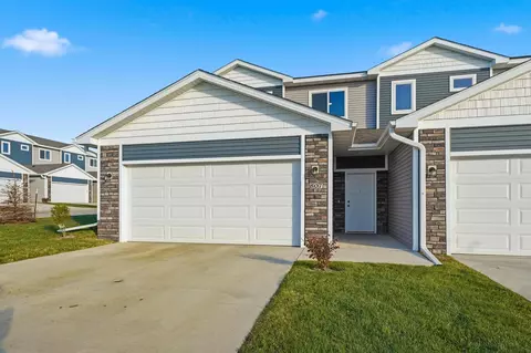 807 Campusside Pl, Norwalk, IA 50211