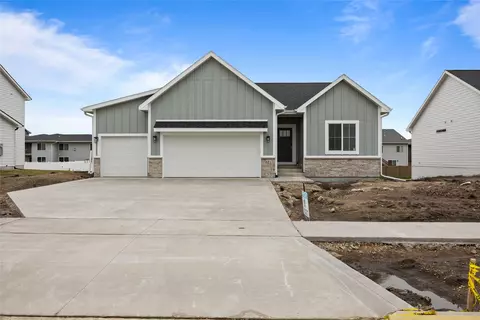 321 11th St NW, Bondurant, IA 50035