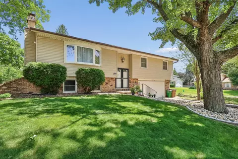 1019 Maplenol Dr, West Des Moines, IA 50266