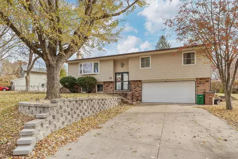 1019 Maplenol Dr, West Des Moines, IA 50266
