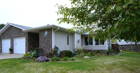 324 S 10th Ave, Winterset, IA 50273
