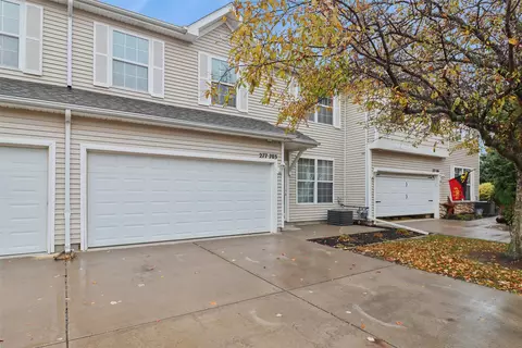 277 S 79th St #703, West Des Moines, IA 50266