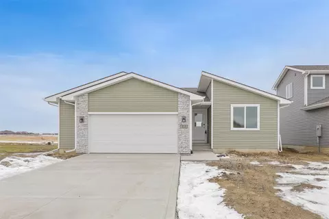 513 Fireside Dr NW, Bondurant, IA 50035