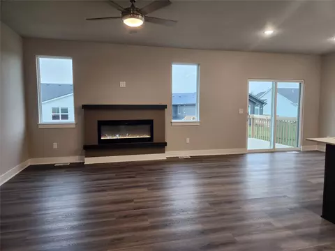 14230 Northpark Dr, Urbandale, IA 50323