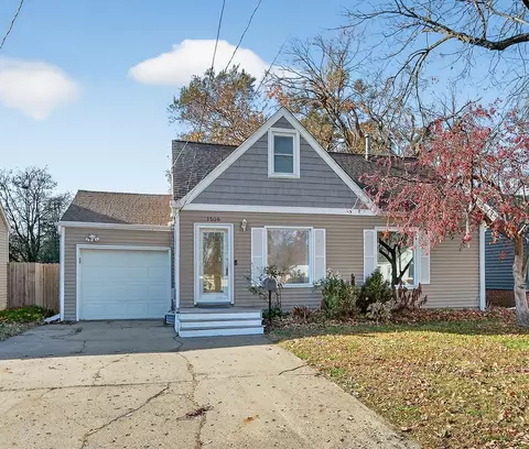 1506 64th St, Windsor Heights, IA 50324