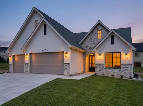 9013 Timberwood Dr, Johnston, IA 50131