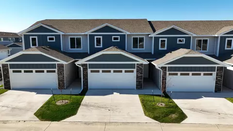 212 NW Waverly Dr, Waukee, IA 50263