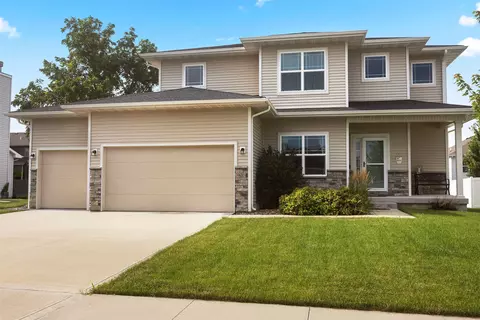 905 Spruce St, Waukee, IA 50263