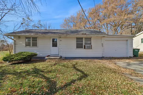 903 S 1st St, Indianola, IA 50125
