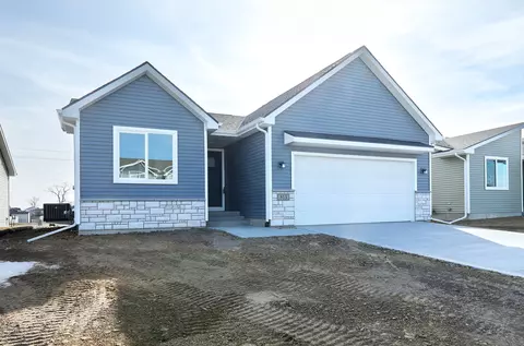 813 3rd St NW, Bondurant, IA 50035