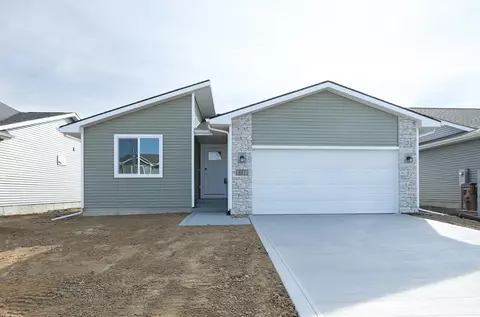 817 3rd St NW, Bondurant, IA 50035