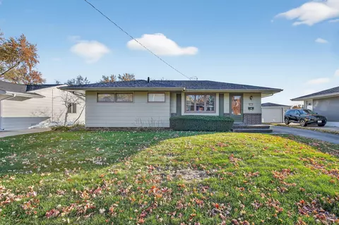 2412 Fairlawn Dr, West Des Moines, IA 50265