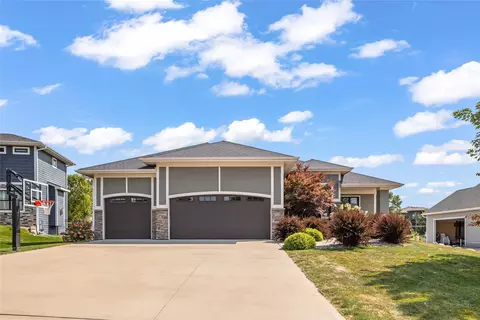 935 66th St, West Des Moines, IA 50266