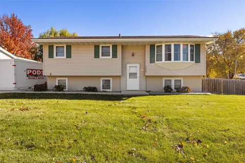 1210 Meadow Dr, Norwalk, IA 50211