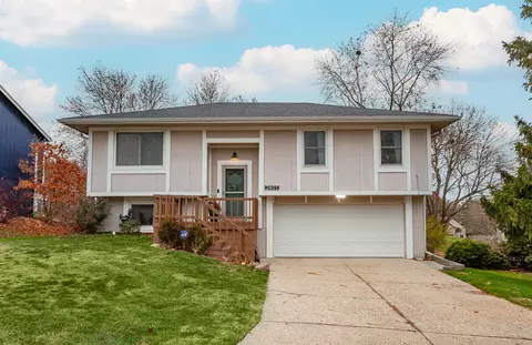 2405 Heatherwood Dr, West Des Moines, IA 50265