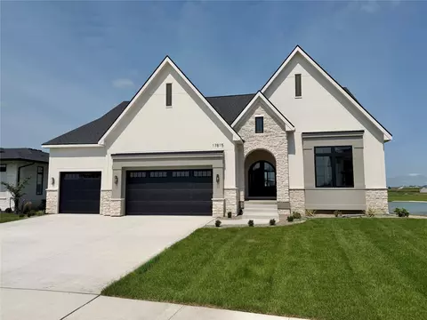 17815 Goodman Dr, Urbandale, IA 50323