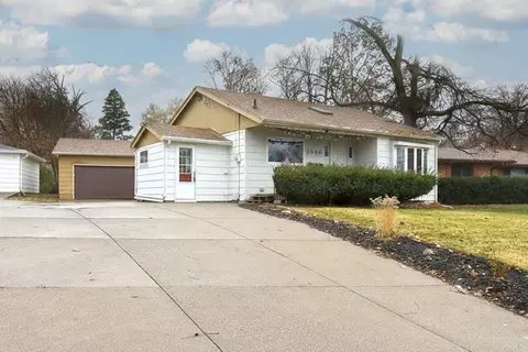 3846 Lower Beaver Rd, Des Moines, IA 50310