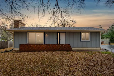 5327 NW 72nd St, Urbandale, IA 50322