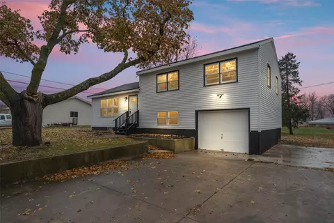 160 N 8th St, Mccallsburg, IA 50154