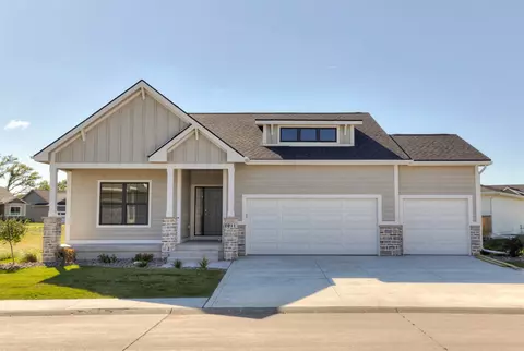 7011 Lincoln Cir, Johnston, IA 50131
