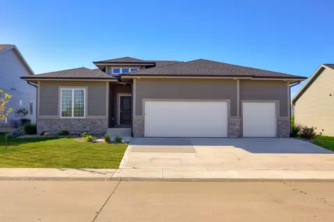 8916 Beery Pl, Johnston, IA 50131