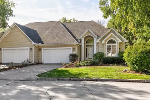 13098 Pinecrest Ln, Clive, IA 50325