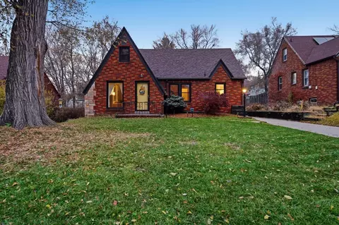 6521 Elmcrest Dr, Windsor Heights, IA 50324