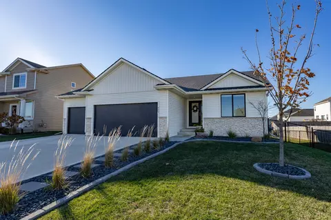 930 9th St, Waukee, IA 50263