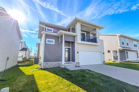 17118 Blue Sage Ln, Urbandale, IA 50323