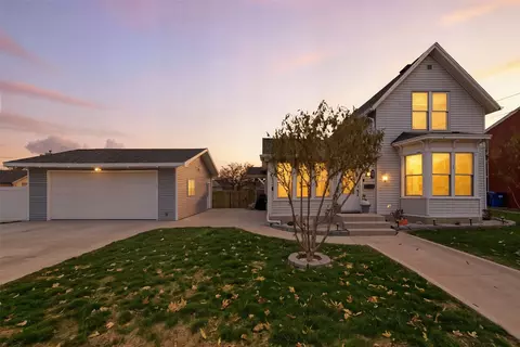 907 W State St, Marshalltown, IA 50158