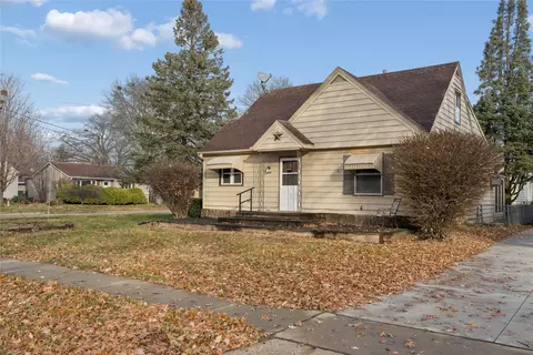 1919 51st St, Des Moines, IA 50310