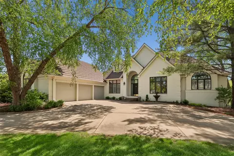 5548 Glen Oaks Pt, West Des Moines, IA 50266