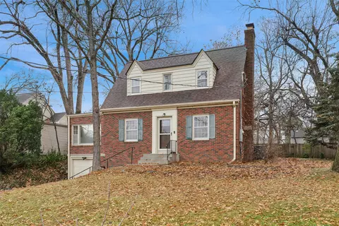 317 SW 42nd St, Des Moines, IA 50312