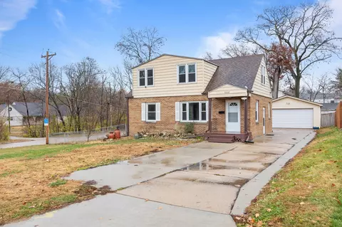 6002 Rollins Ave, Des Moines, IA 50312