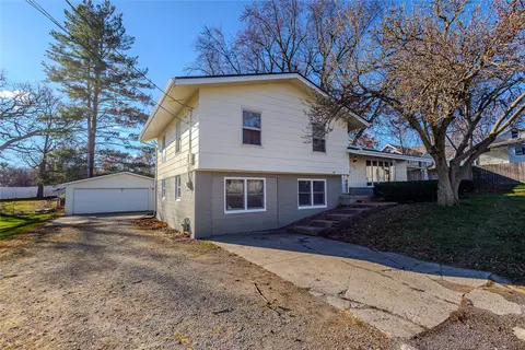 325 S 8th Ave W, Newton, IA 50208