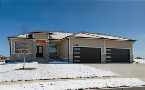 17322 N Valley Dr, Urbandale, IA 50323