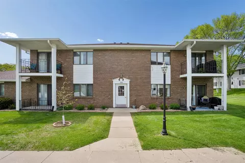 1168 49th St #1, West Des Moines, IA 50266