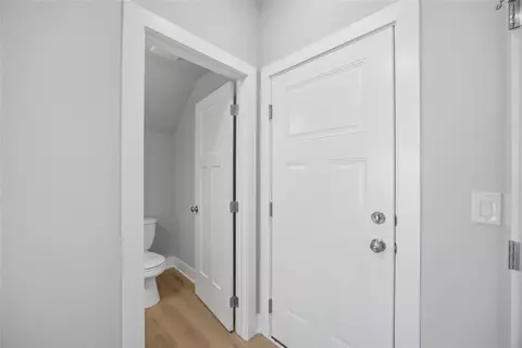 Entry Way - 4232 NE Timber Ln, Ankeny, IA 50021 photo 2 of 4